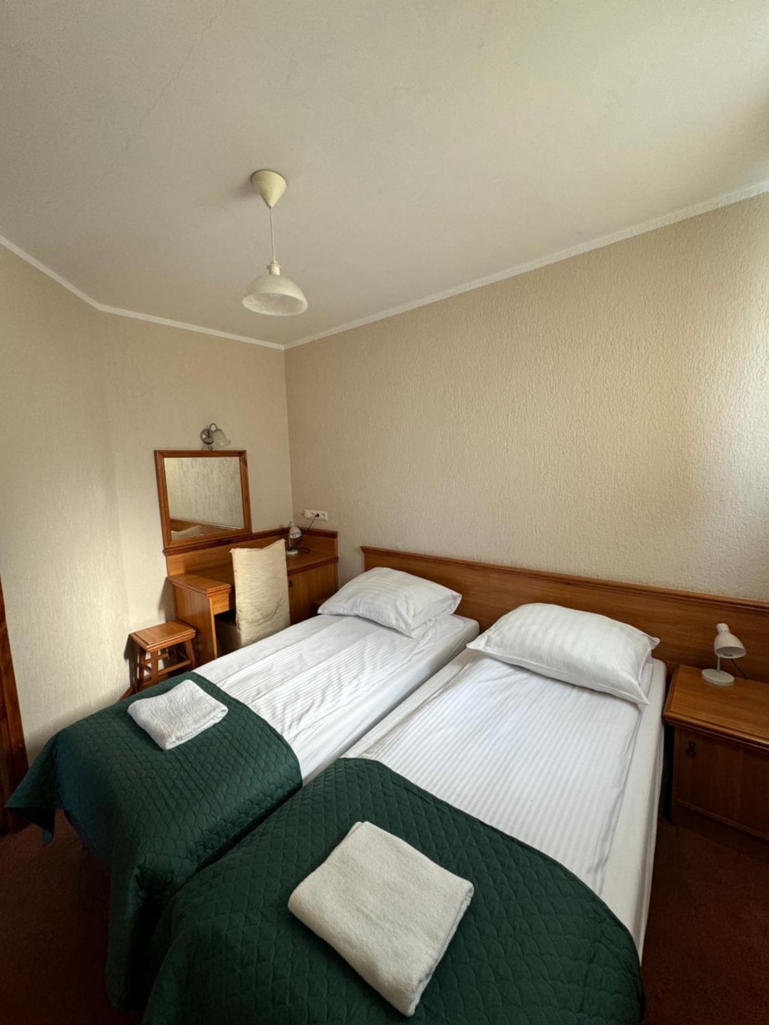 Hotel Victoria Любово Экстерьер фото