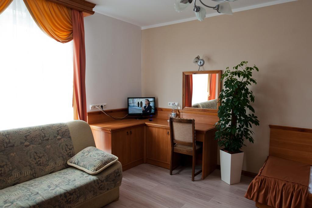 Hotel Victoria Любово Экстерьер фото