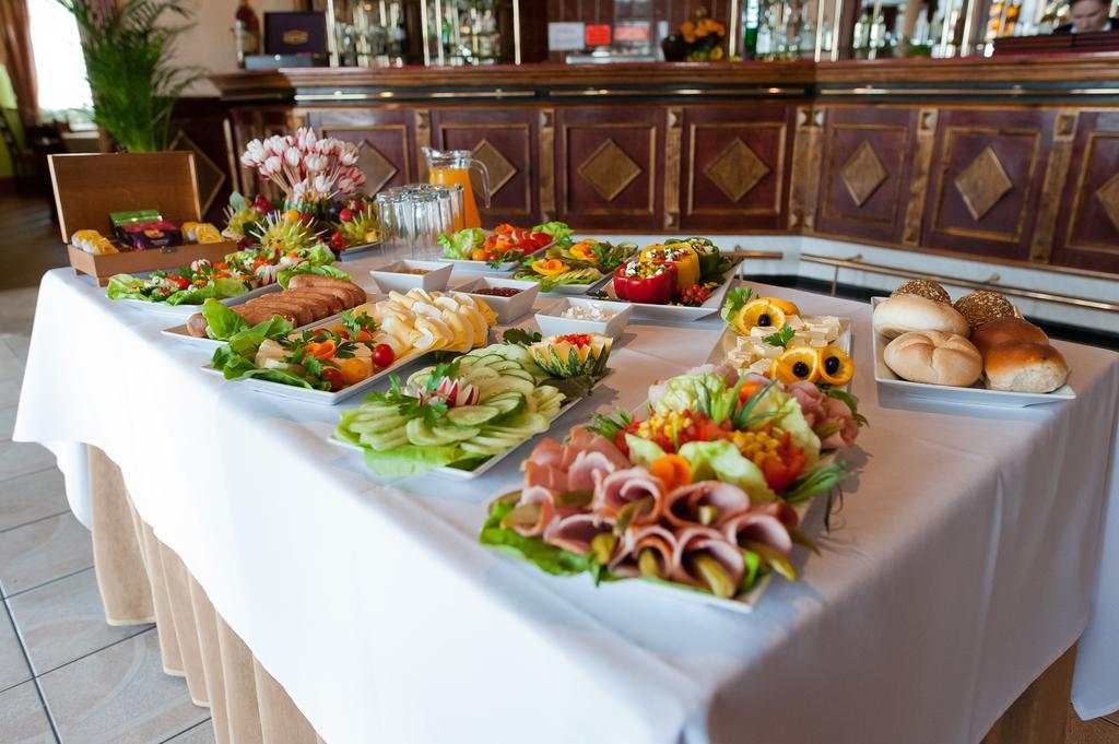Hotel Victoria Любово Экстерьер фото